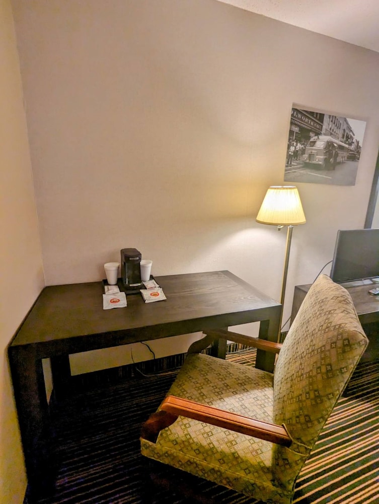 Woodfield Inn and Suites - photo 16