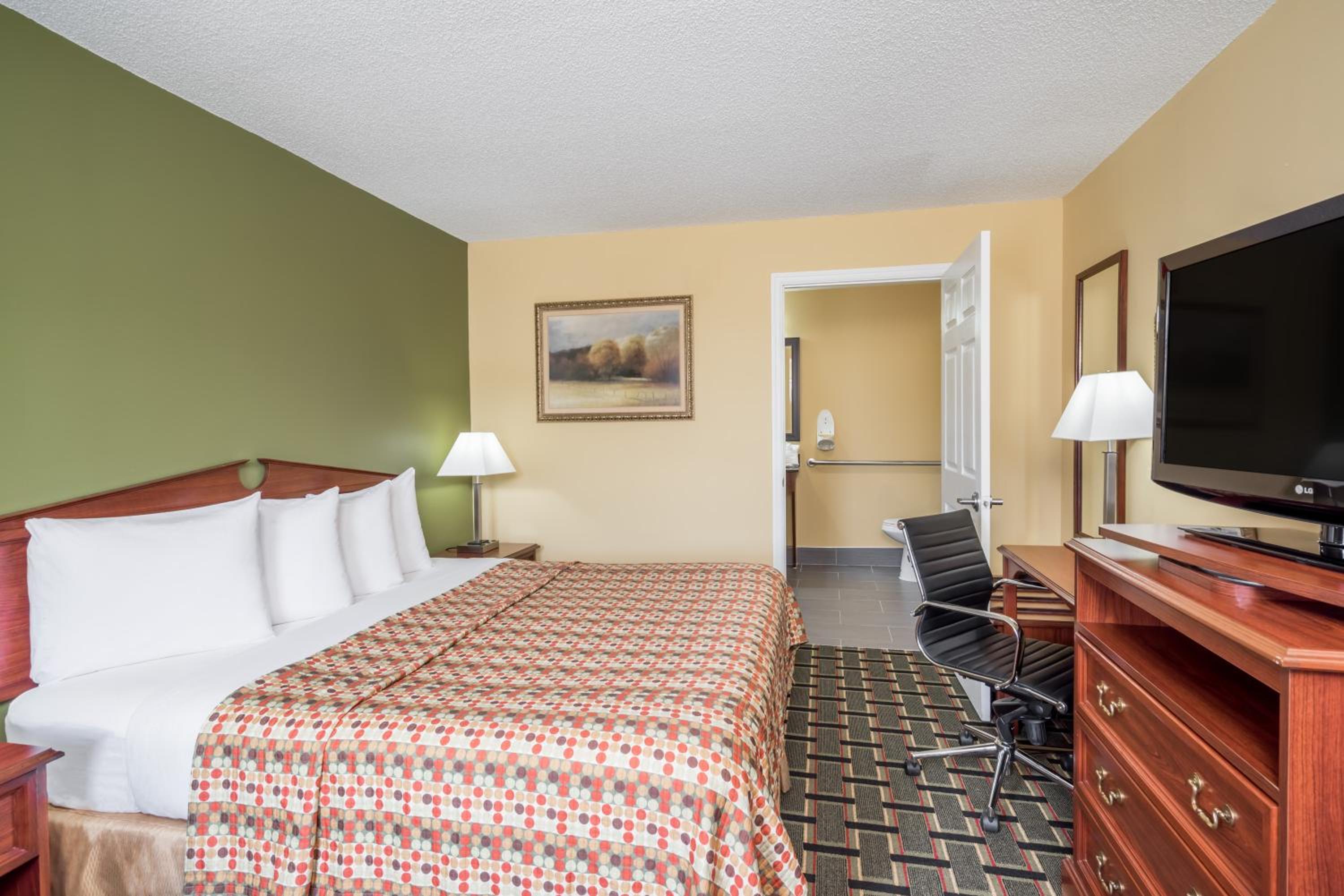 Howard Johnson by Wyndham Dalton - photo 10
