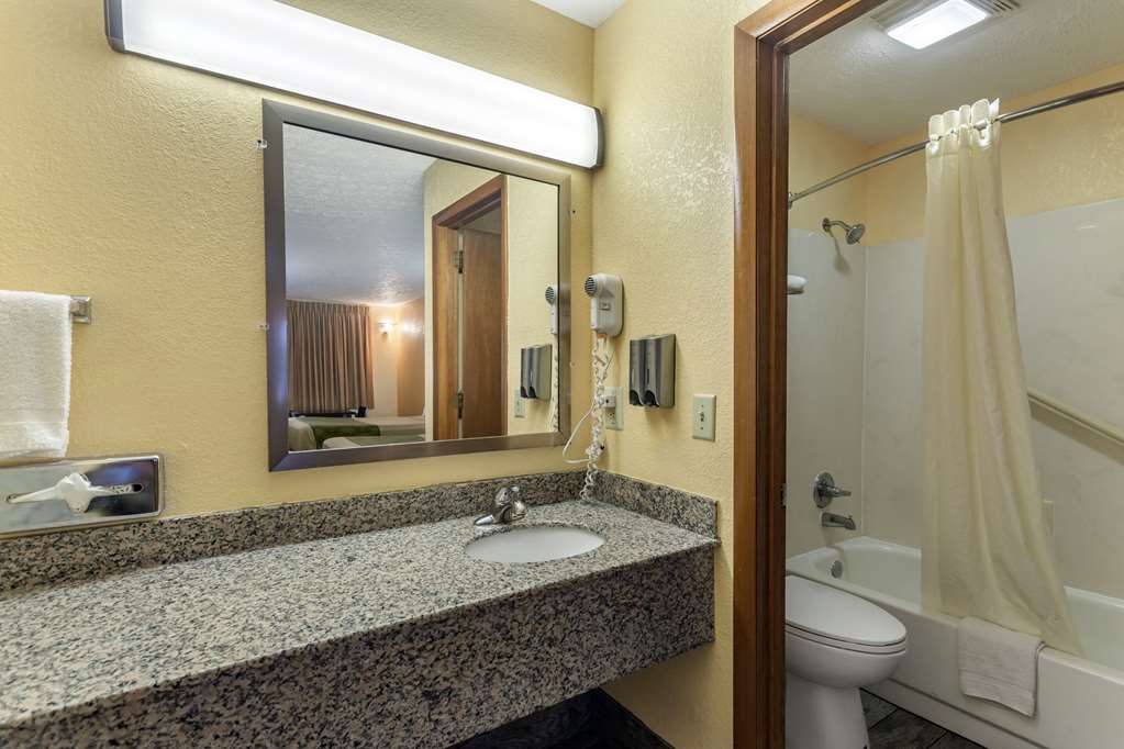 Econo Lodge Nashville North - photo 20