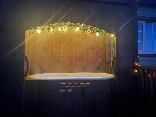 Cuddles & Bubbles Cozy Cabin with jacuzzi spa hot tub
