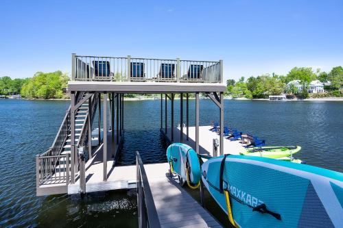 New Home Dock Home Theatre Projector Hot Tub Fire Pit Kayaks — 4-Star Luxury Hotel in Winchester, United States