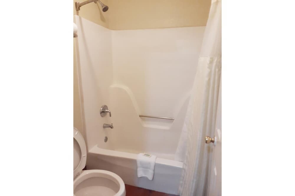 Travelodge by Wyndham Savannah Midtown - photo 32
