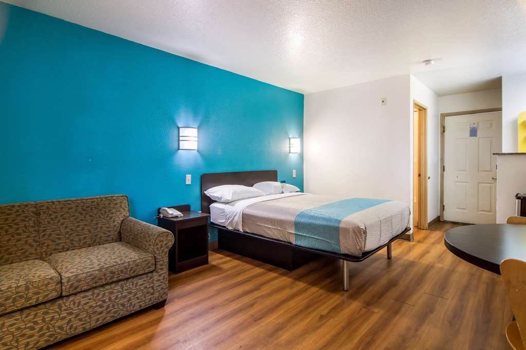 Motel 6 Portland Mall 205 - photo 13