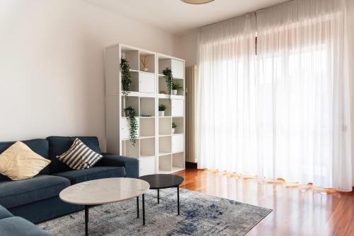 Youhosty Cechov 21 — Milan