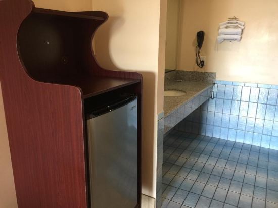 Foxy's Motor Inn on Florence & Hoover St - photo 14