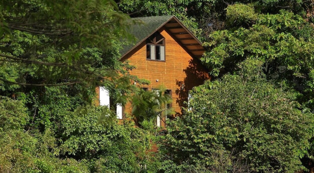 I Camp Resort - carbon neutral hotel in Wai