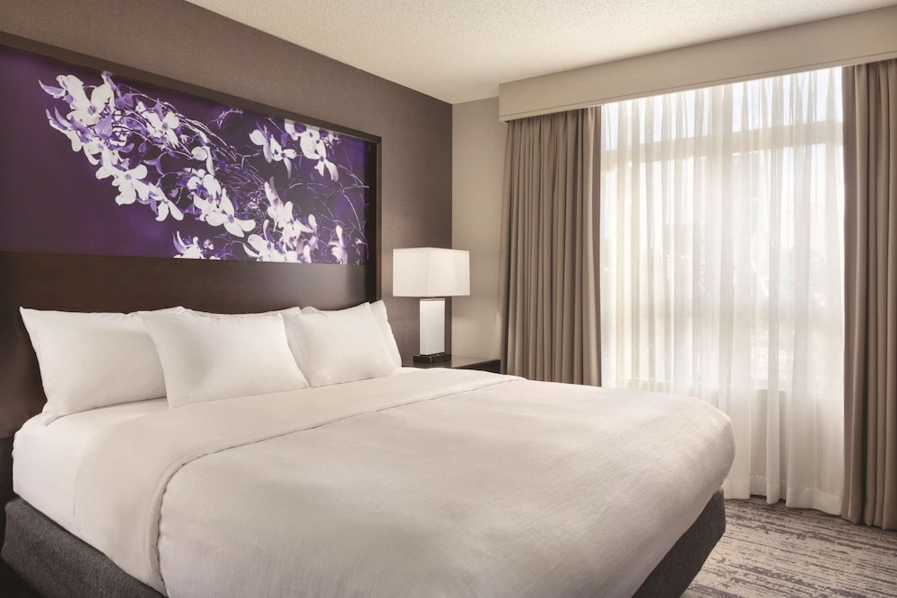 Embassy Suites by Hilton Atlanta at Centennial Olympic Park - photo 17