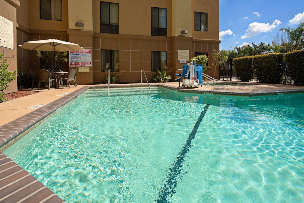 Hampton Inn Visalia - photo 20