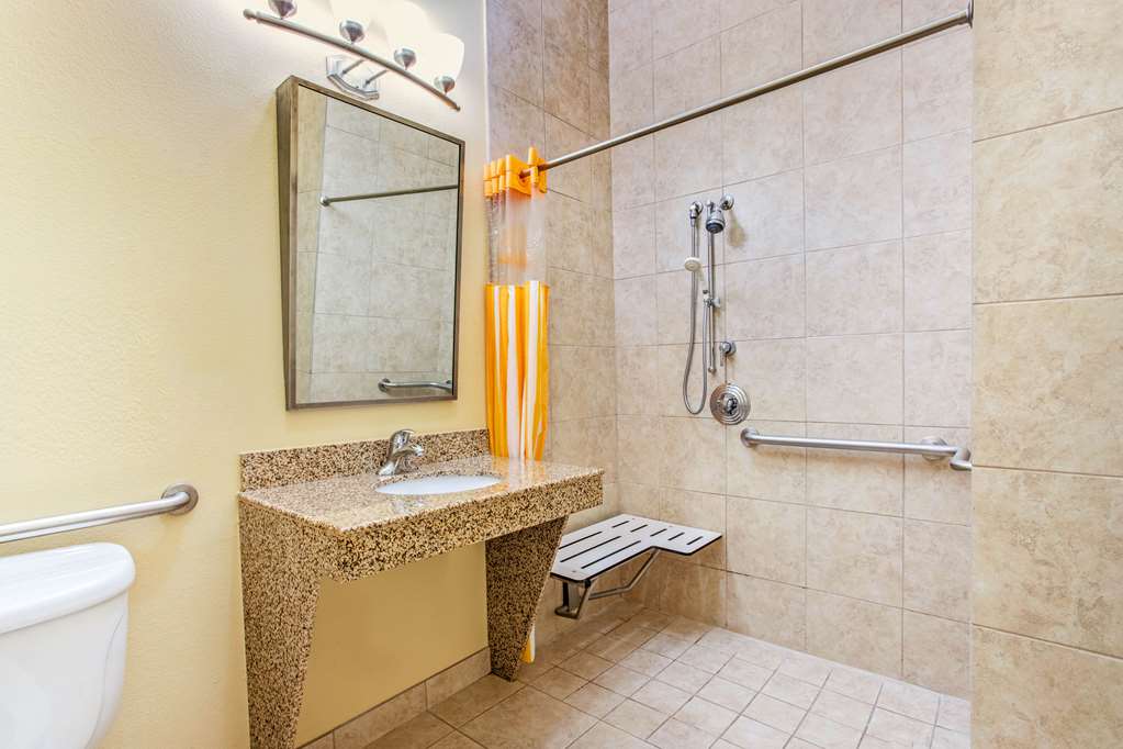 La Quinta Inn & Suites by Wyndham Ennis - photo 20