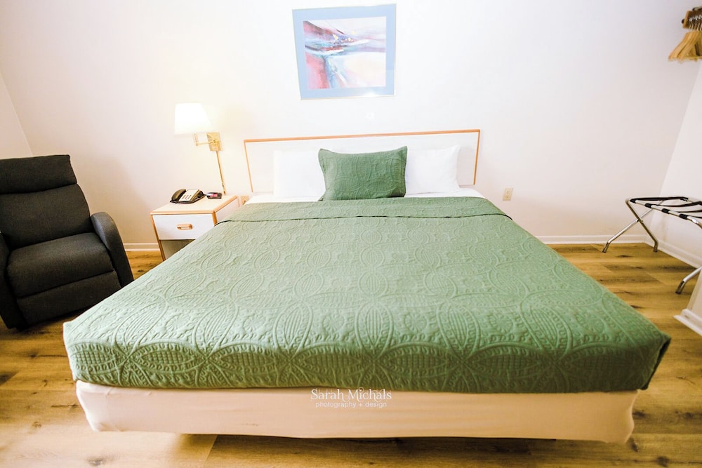 Mountain Host Motor Inn - photo 18