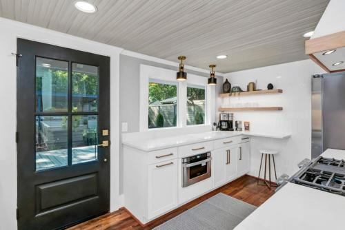 The Indigo 2BR with Hot Tub in Columbia, United States