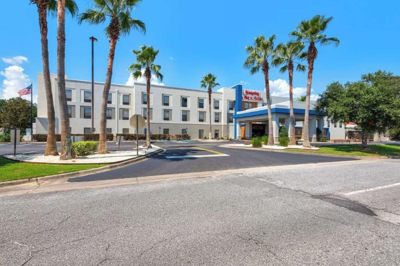 Hampton Inn & Suites Pensacola I 10 N at Univ. Town Plaza — hotel in Pensacola