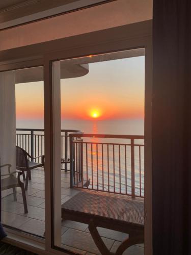 Paradise Resort Unit 802 4 Bedroom 3 Bath Direct Oceanfront — 4-Star Luxury Hotel in Myrtle Beach, United States