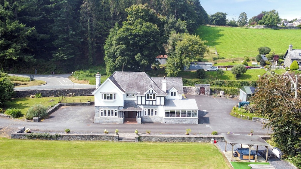 Pengwern — 4-Star Luxury Hotel in Llanrwst, United Kingdom