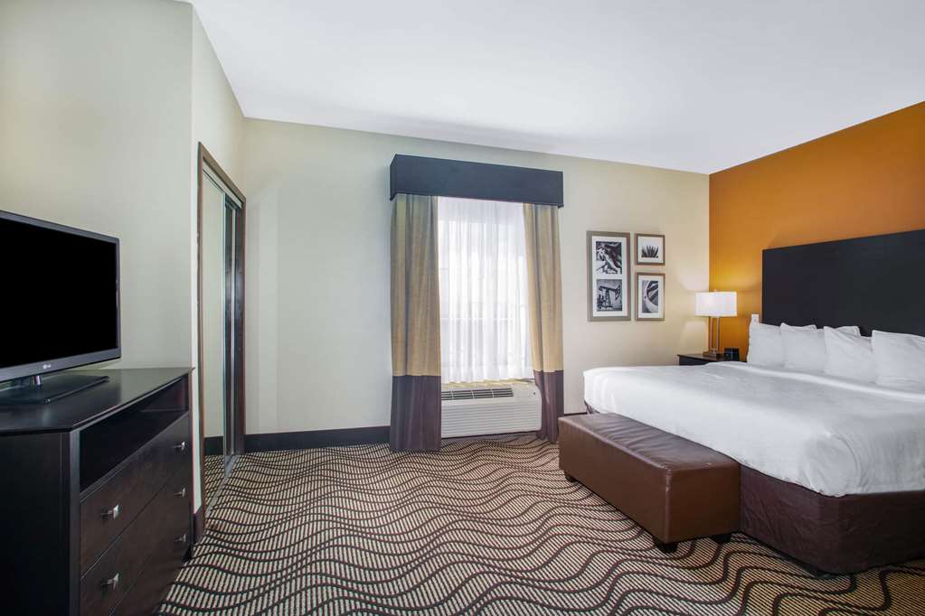 La Quinta Inn & Suites by Wyndham Beeville - photo 23