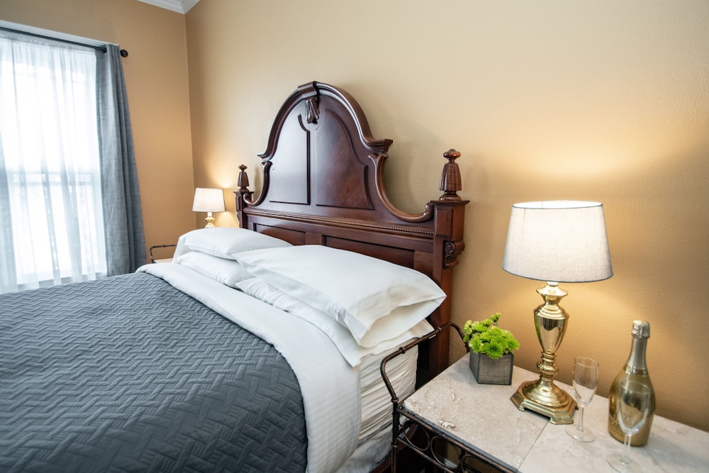 Looking Glass Inn - photo 28