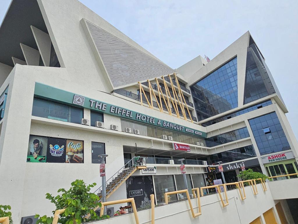 The Eiffel Hotel & Banquet in Gandhinagar, India