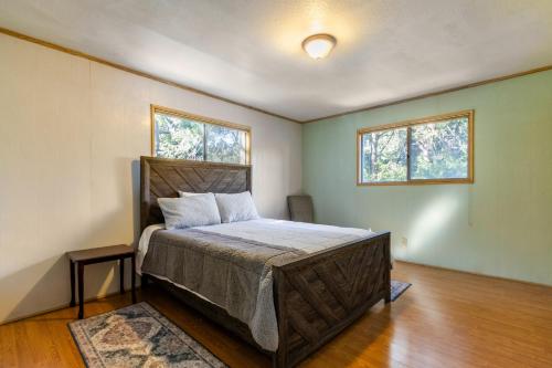 Cozy 2BR Retreat Near Lake Grego with Mountain Views in Crestline, United States
