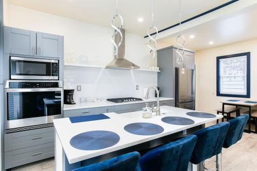 Walk to ND Hot Tub Lux Kitchen Pet Friendly — 4-Star Luxury Hotel in South Bend, United States