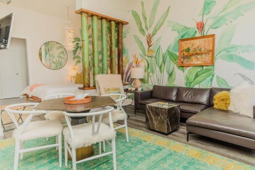 The Hive 106 Bees Knees — 4-Star Luxury Hotel in Wilmington, United States