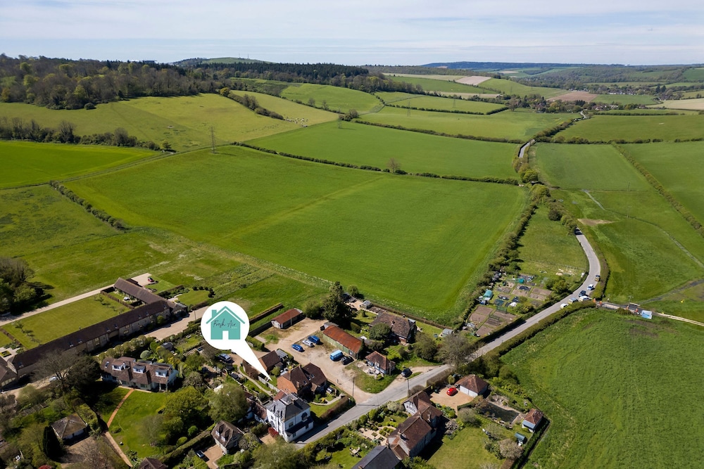 Cosy Cottage in Beautiful South Downs Walk 2 Pub — 4-Star Luxury Hotel in Chichester, United Kingdom