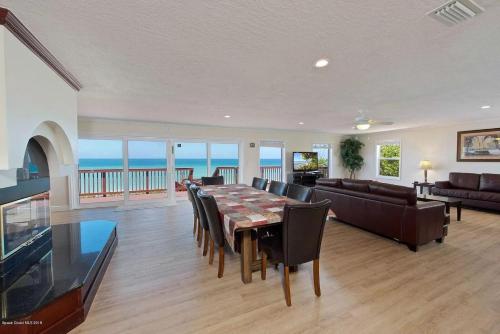 Sandy Shore Pearl Atlantic Ocean In Your Backyard — Melbourne Beach
