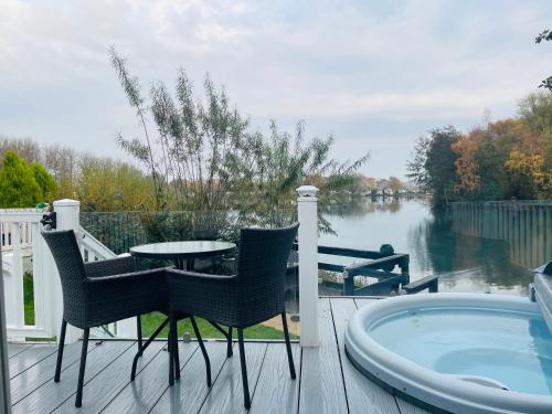 Lakeside Bliss with Fishing Peg and Hot Tub in Lincoln, United Kingdom