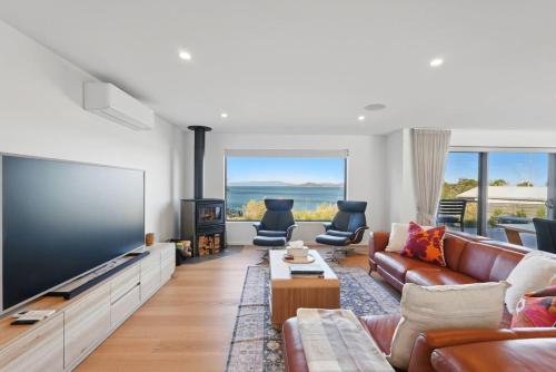 Modern Coastal Retreat and Hot Tub — hotel in Carlton