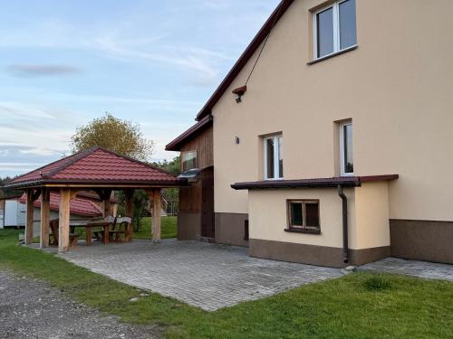 Pokoje Gościnne Pod Szyszkami — hotel in Adamow