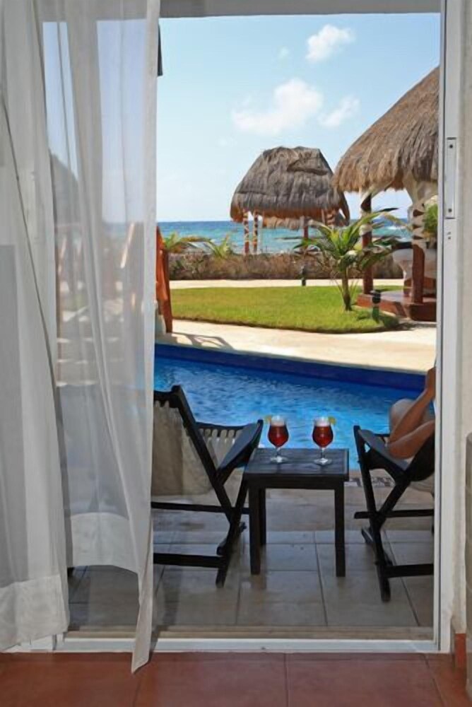 Coby Beach Resort - carbon neutral hotel in Aquin