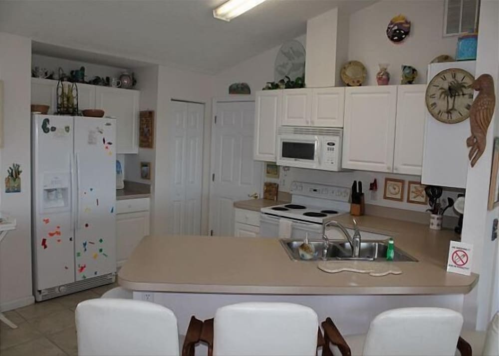 Pet Friendly Oceanfront 3 Bed 2 Bath Ocean Paradise - photo 10