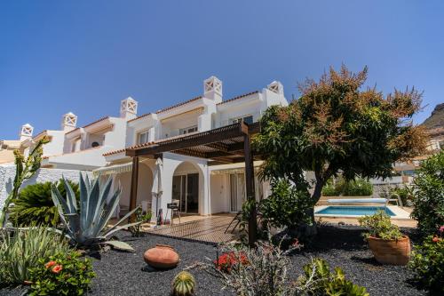 Villa con piscina privada en Costa Adeje — 4-Star Luxury Hotel in Adeje, Spain