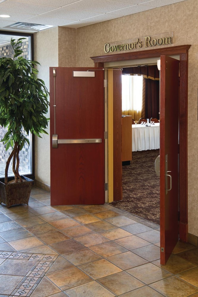 Bismarck Hotel and Conference Center - photo 32