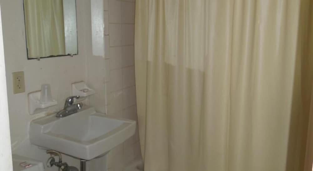 Lee's Motel - photo 17