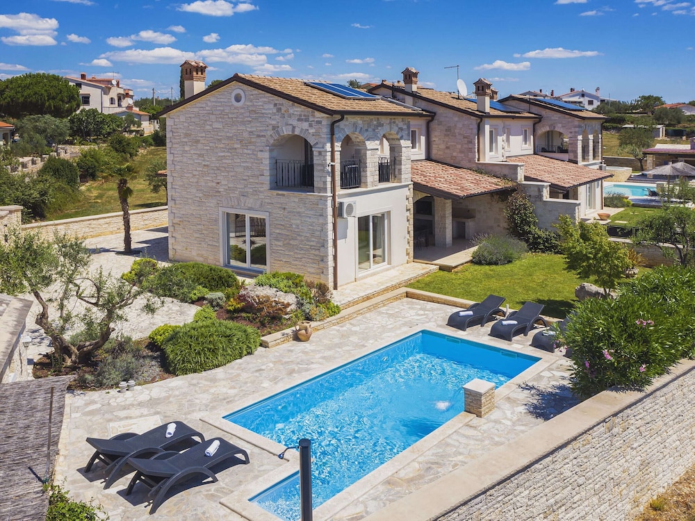 Villa near Rovinj with Pool and Sea Views — 4-Star Luxury Hotel in Rovinj, Croatia