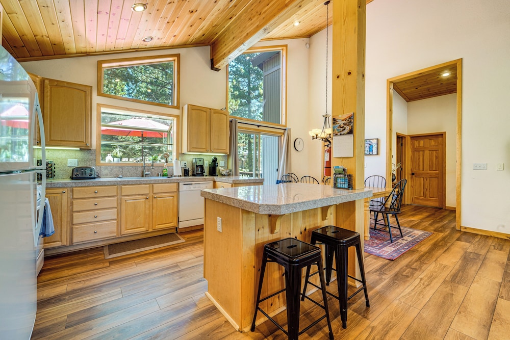 Sunny Cabin: 1 Mi to Tahoe Donner Resort - photo 6