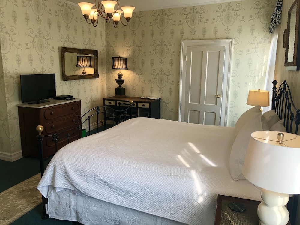 Rogues Harbor Inn - photo 9