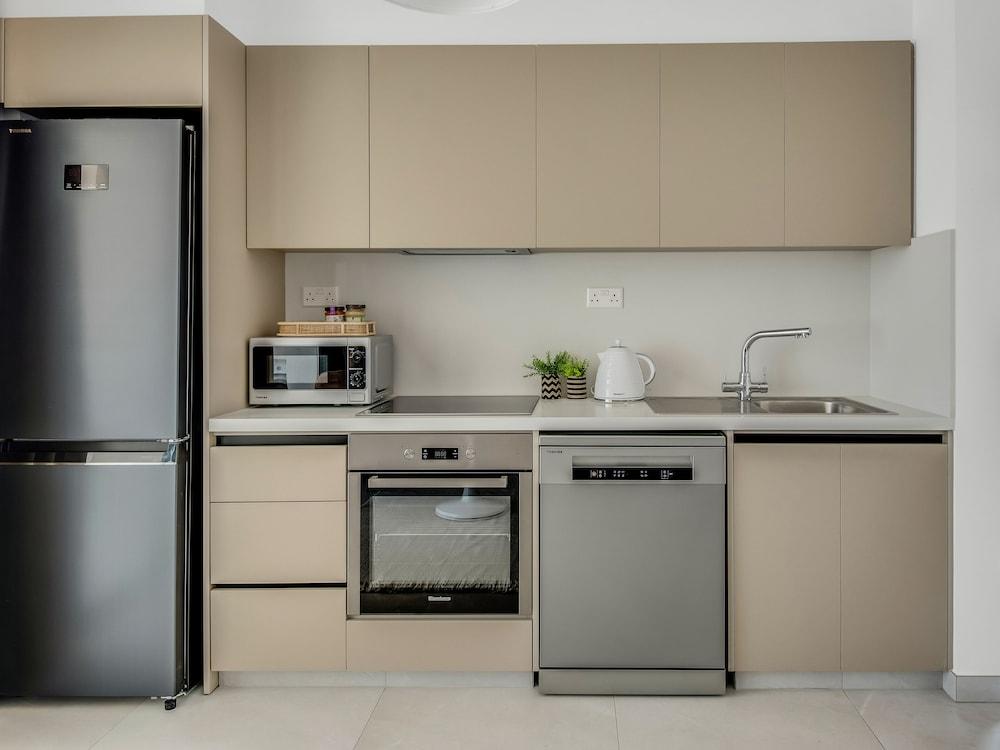Sanders Evolution 2 2 Bedroom Apartment With Private Rooftop and Jacuzzi
