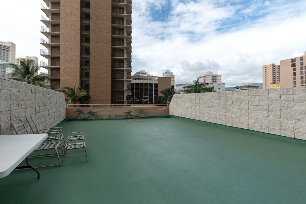 Waikiki Banyan Pool Deck Level Tower 1 Suite 610 - photo 25