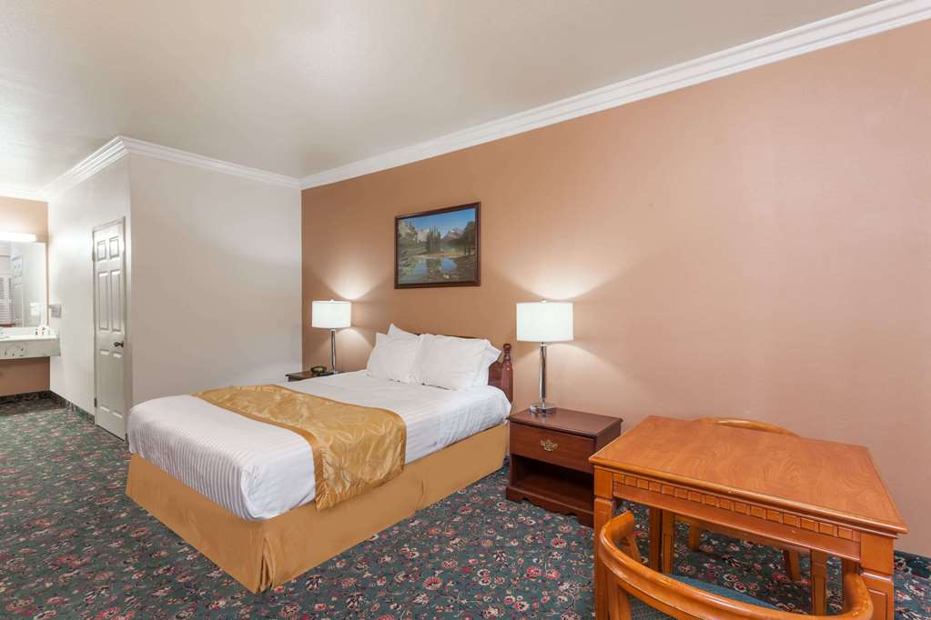 Days Inn & Suites by Wyndham South Gate - photo 10