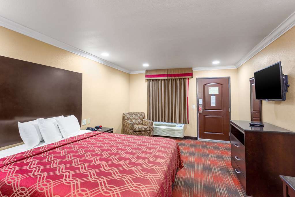 Econo Lodge Inn & Suites Escondido Downtown - photo 11