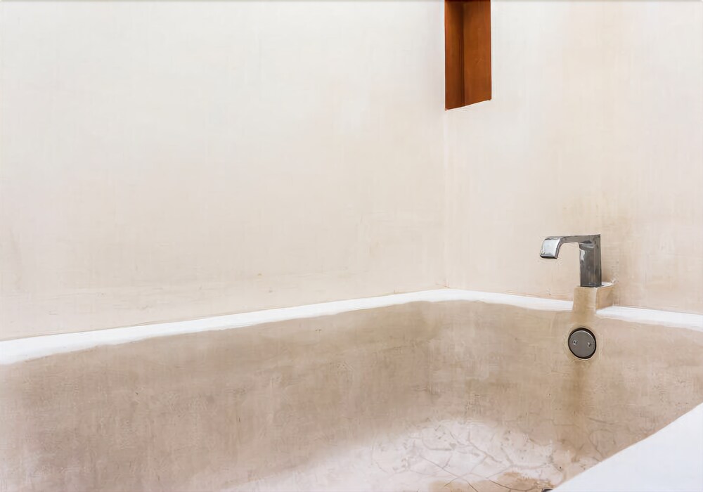Deep Soaking Bathtub
