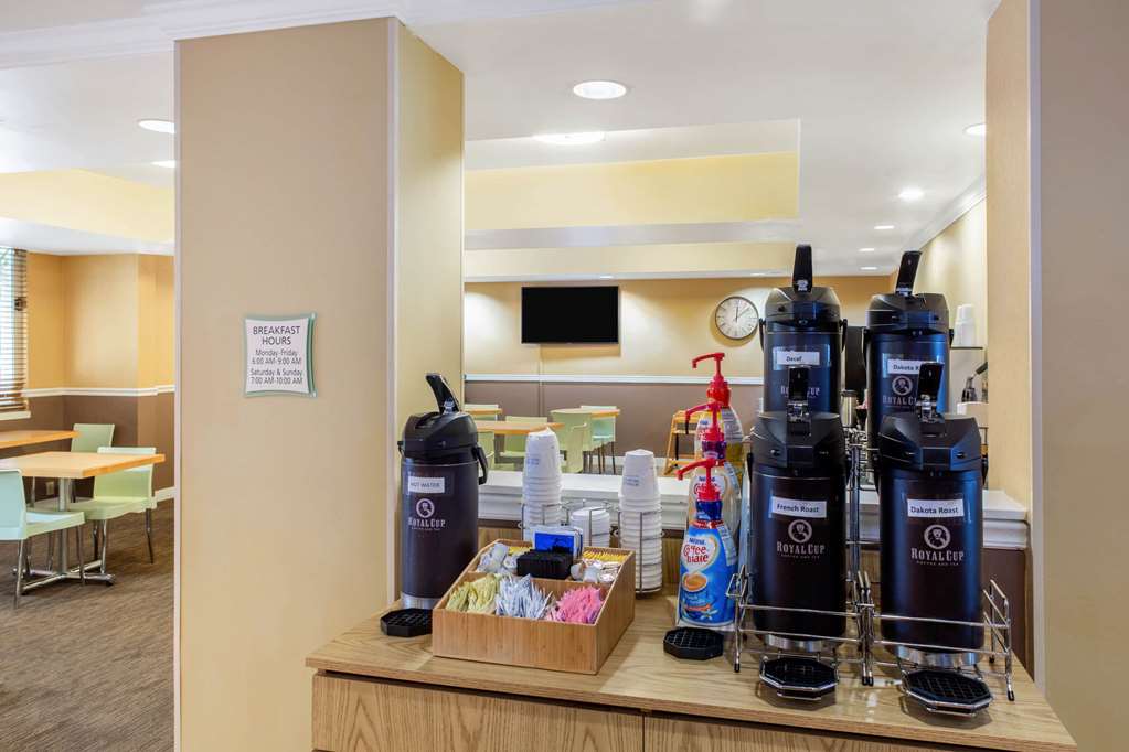 La Quinta Inn & Suites by Wyndham Sarasota Downtown - photo 36