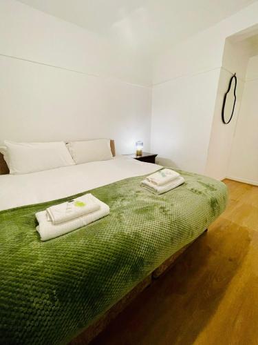 2BD CanaryWharf Mile End Private Balcony FREE Parking — 4-Star Luxury Hotel in London, United Kingdom