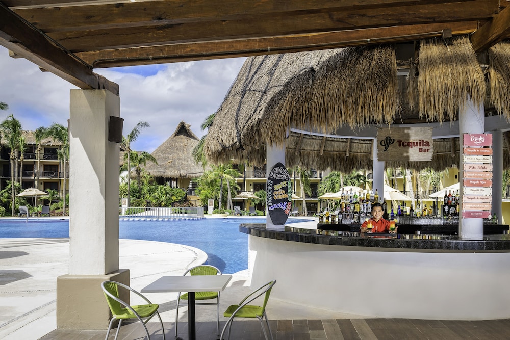 Poolside bar