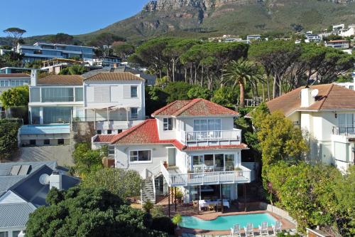 Perfect Location Walk To Beach and Sea Views — 4-Star Luxury Hotel in Cape Town, South Africa