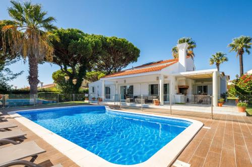 Charming Vale Do Lobo Villa 4 Bedrooms Villa Quadradinhos 22 Private Pool — 4-Star Luxury Hotel in Almancil, Portugal