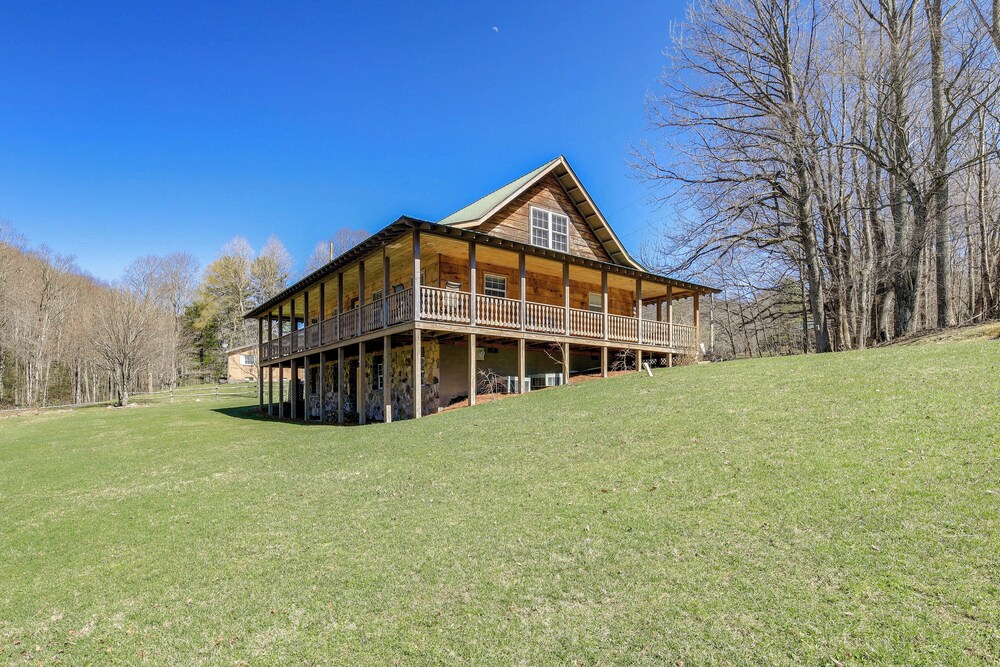 Tranquil Mountain Getaway in Troutdale: Game Room in Marion, United States