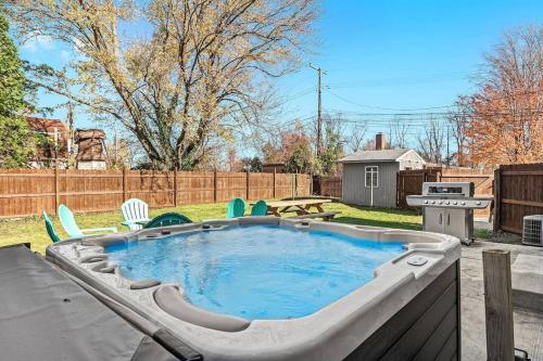 New Warm & Cozy 3BR w Hot Tub Firepit & BBQ — 4-Star Luxury Hotel in Mount Clemens, United States