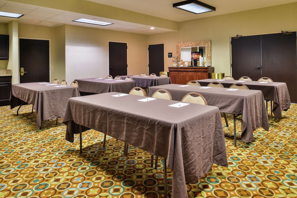 Hampton Inn Staunton - photo 37